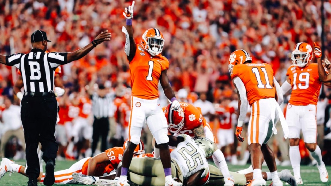 Clemson holds off late rally by Notre Dame, 24-22