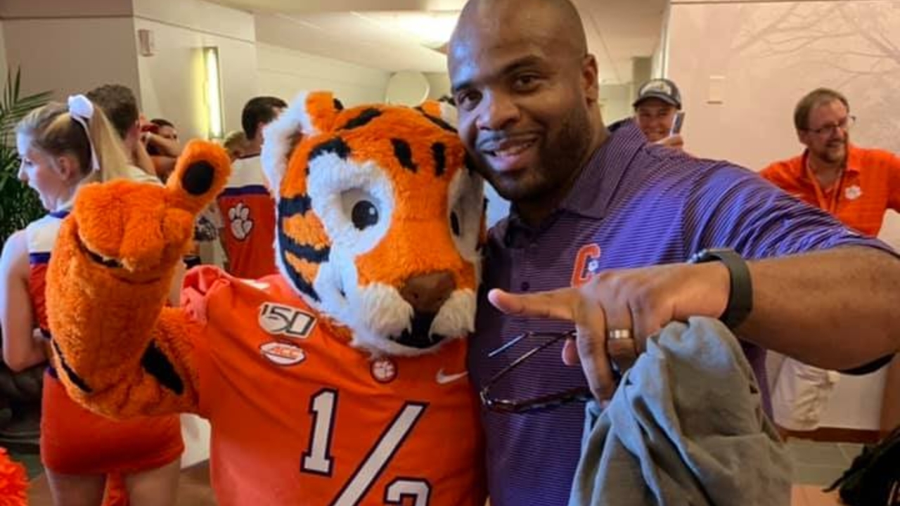 The Tiger & Tiger Cub Mascot Tradition – Clemson Tigers Official Athletics  Site