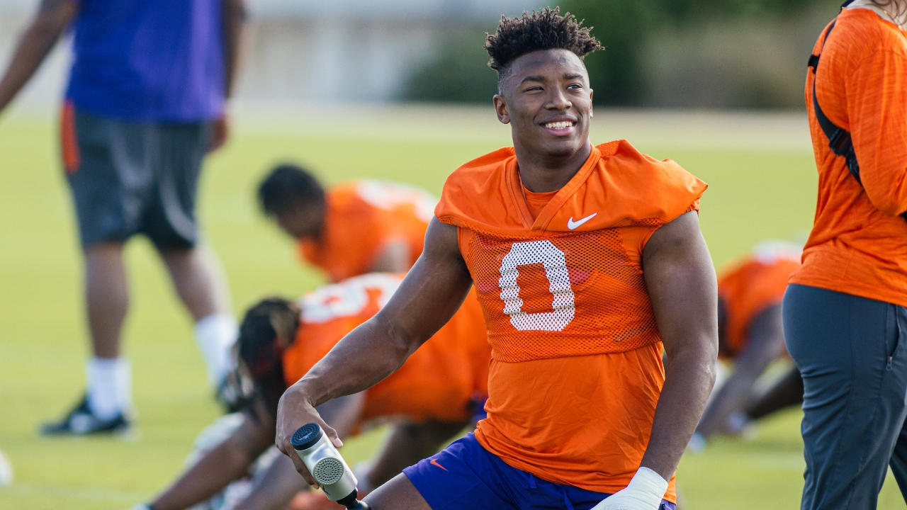 ESPN analyst says Clemson LB Barrett Carter is the 'perfect' top